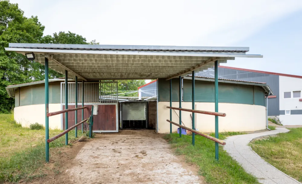 Überdachte Schrittmaschine im Freien mit Absperrgittern