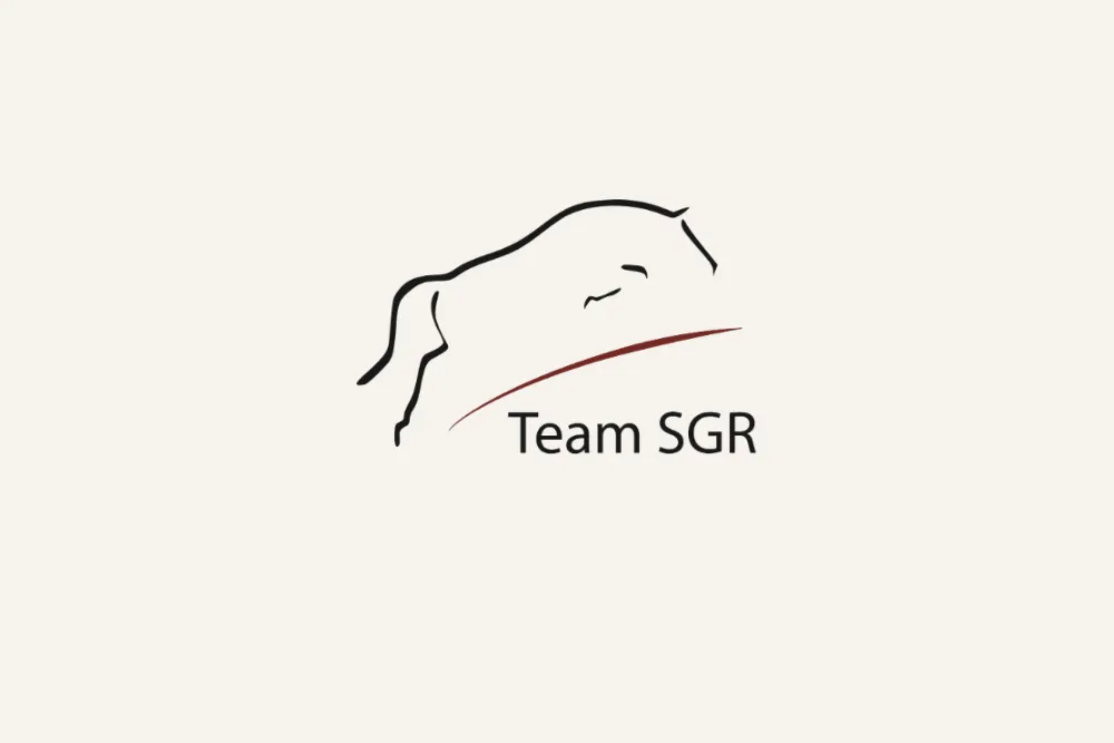 Logo des Schmidt-Gentner Reitstalls: ein springendes Pferd mit rotem Bogen, „Team SGR“